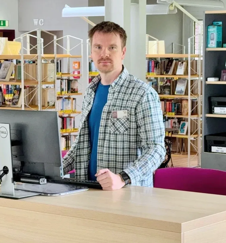 Mathias Hein in der Bibliothek